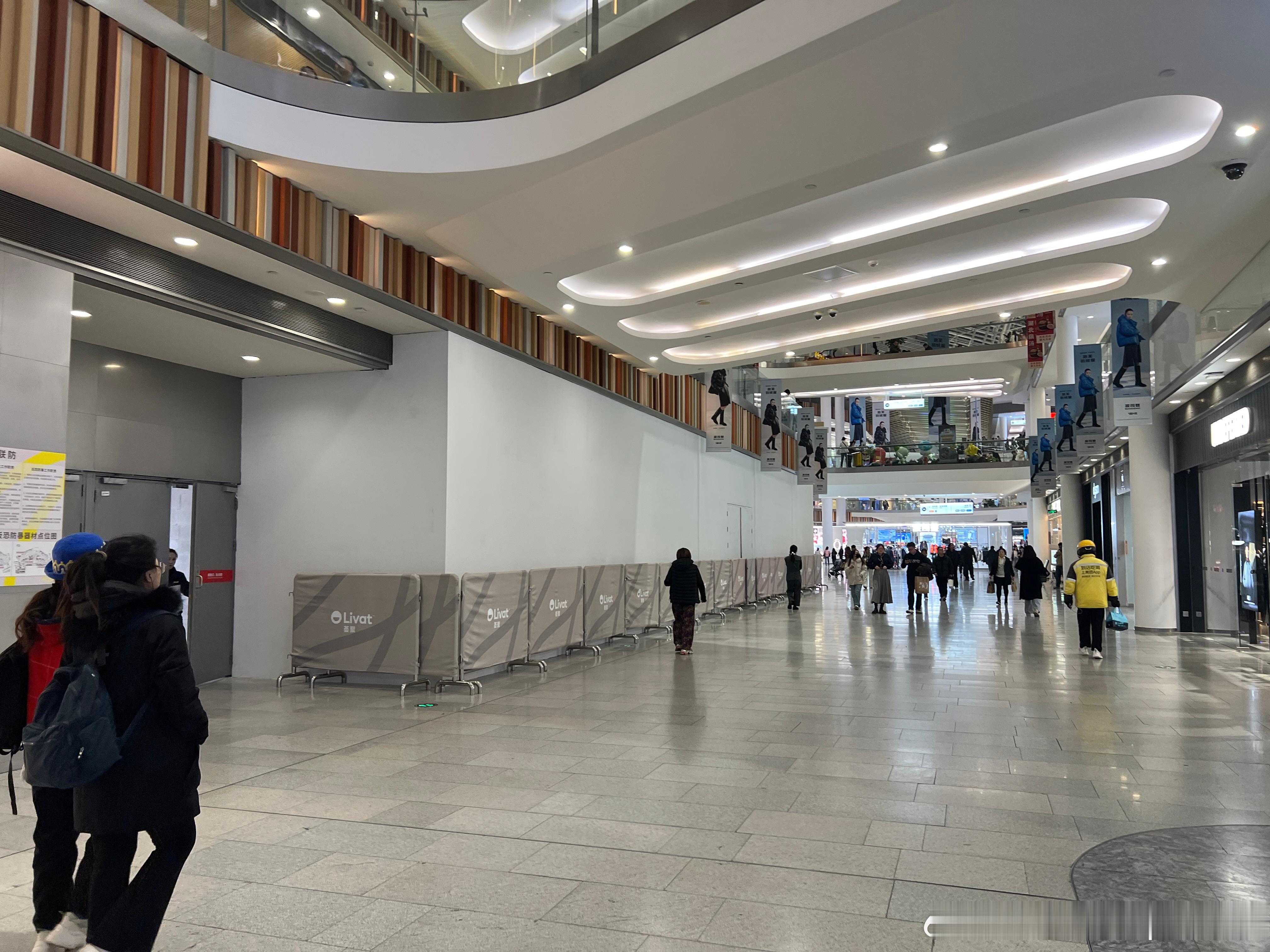 前些日子一直听说家附近的荟聚中心要开Apple Store，以为是传言。今天算是