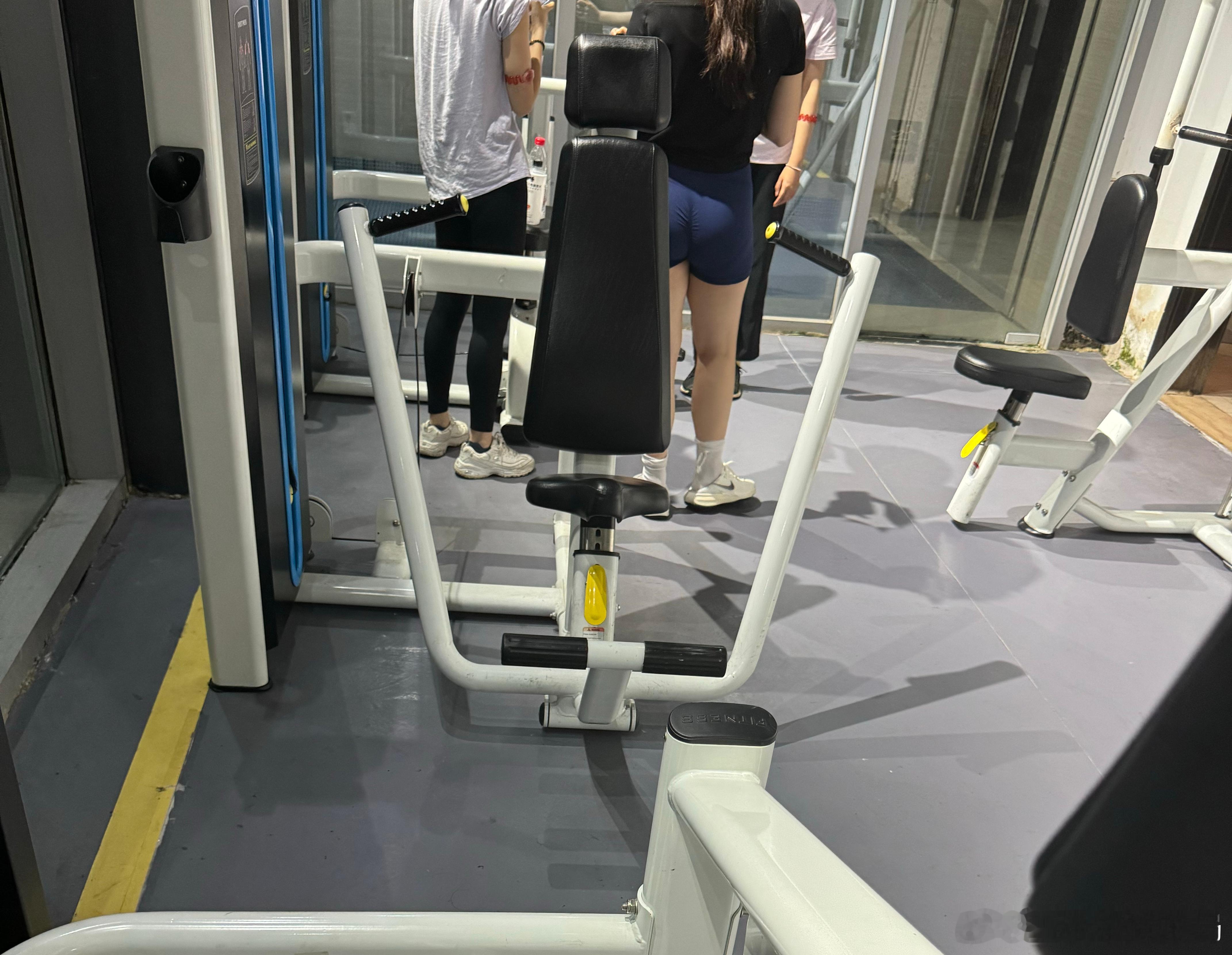 极氪这波知名度绝对不亏，隔壁几个女孩儿都在聊，就是赛道聊偏了…“最近极氪不知道怎