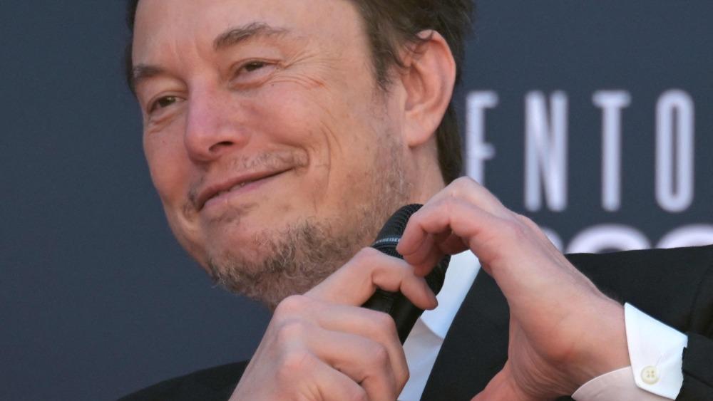 马斯克当着美国五星上将的面，直接扔出一颗炸弹：“中国的发电量今年底将是美国的2.