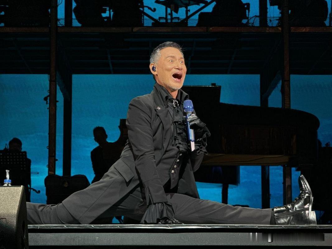 64岁张学友表演一字马，惊艳全场展不老风姿

近日，64岁的张学友在舞台上惊艳亮