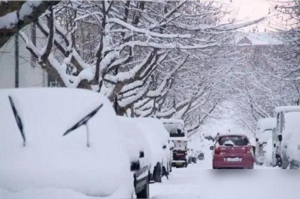 暴雪天被困高速，油车车主暖气开到最大还能淡定刷手机，电车车主却连空调都不敢开只能