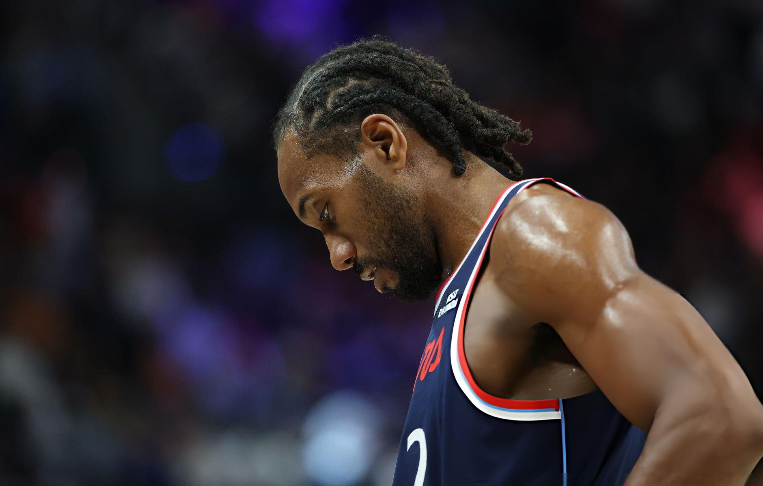 据Haynes报道：卡哇伊由于左膝不适，将提前结束客场之旅，返回洛杉矶接受治疗。