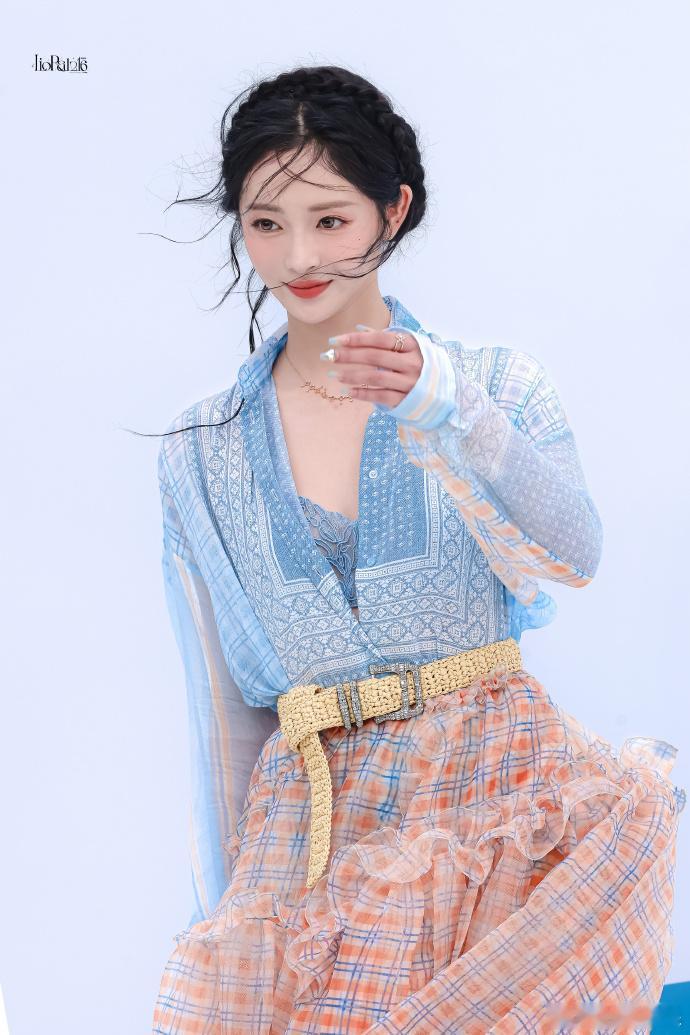 周洁琼费加罗红毯生图周洁琼费加罗红毯生图也太美了，发丝完全神来之笔，好清新的造型
