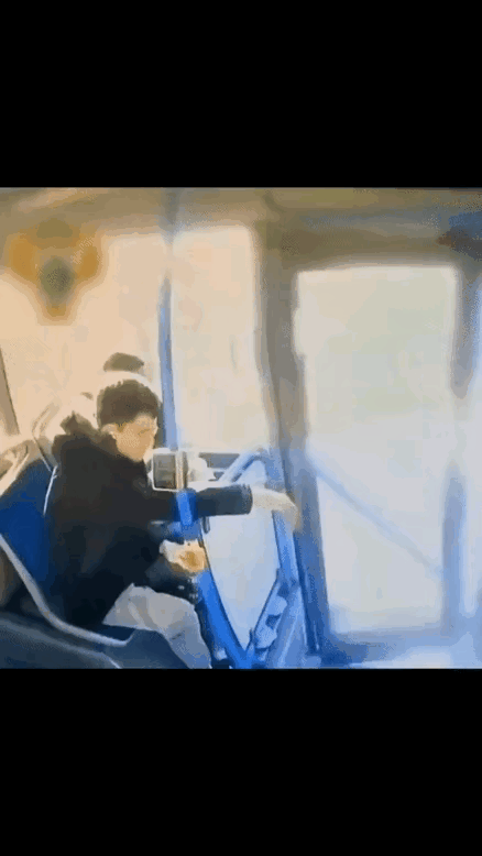 都说老外素质高，这些都是美丽的传说，看看现实中的老外，有些人也是游手好闲，手非常