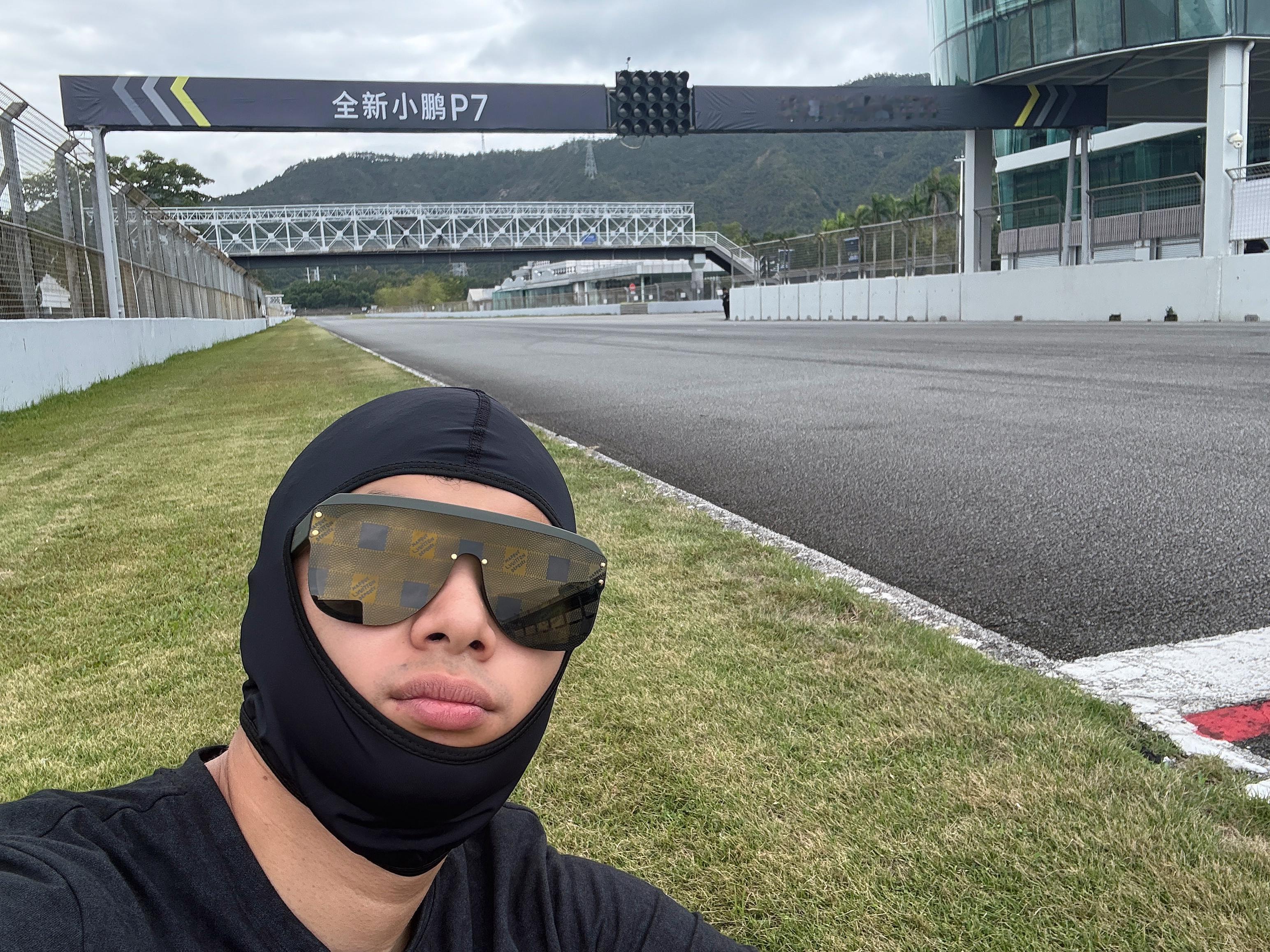 我在珠海国际赛车场发车区草坪等待技师把小鹏P7的Giti Sport e.GTR