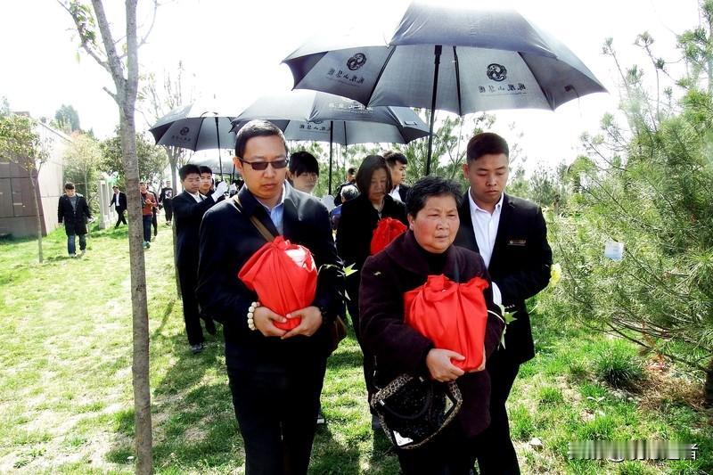 推行生态安葬势在必行。无论是碧波荡漾的水葬，还是绿树成荫的树葬，都比传统墓葬更符