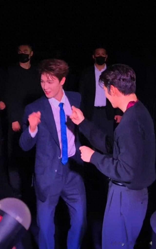 “一个敢跳，一个敢学”！李昀锐池昌旭内场即兴热舞，热搜炸了
