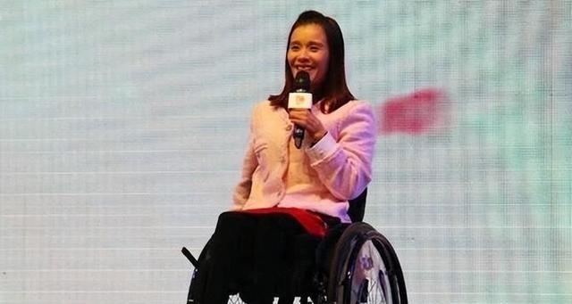 1998年，桑兰瘫痪后拿到了1000万美金的赔偿。就在这个时候，照顾了桑兰9年的