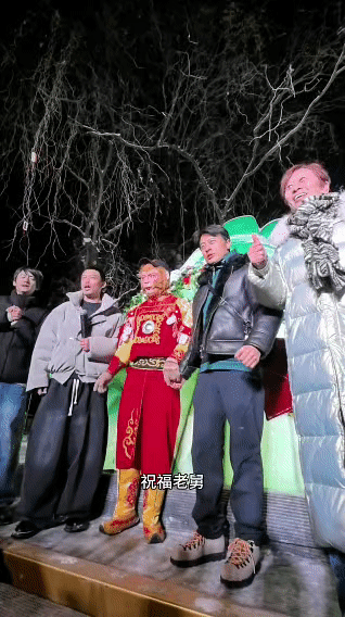 当长春动植物公园的“雪饼猴”遇上荧屏“老舅”郭京飞，一场跨次元互动点燃全网！王铁