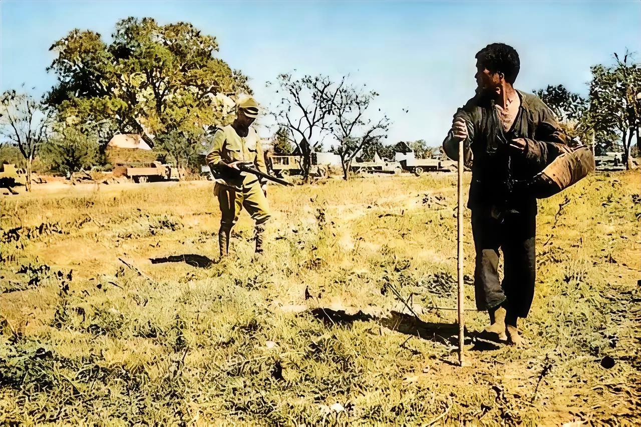 这是日本侵华时期在南京郊区发生的一幕，一个日本摄影师完整记录了下来。

日本兵认