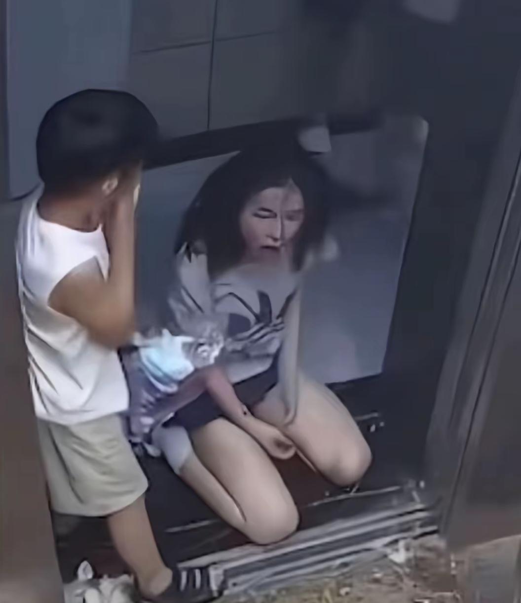 湖北仙桃电梯里那个灰衣女的，丢人丢到家了。
自己让孩子堵着电梯门不走就有错在先，
