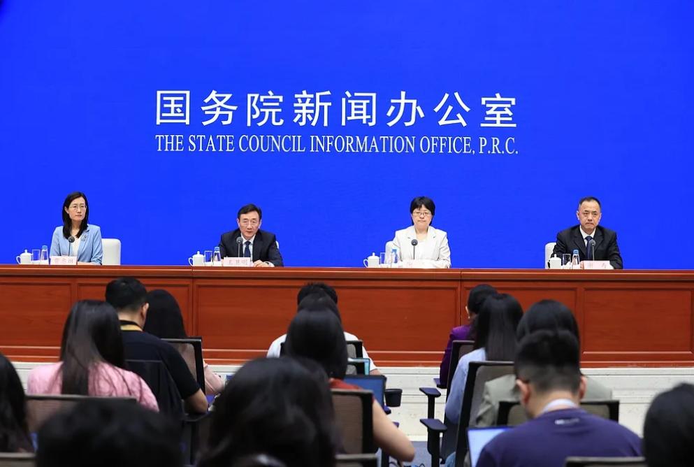 全体起立，为比亚迪点赞！


7月20日上午，国务院新闻办公室举行新闻发布会，工