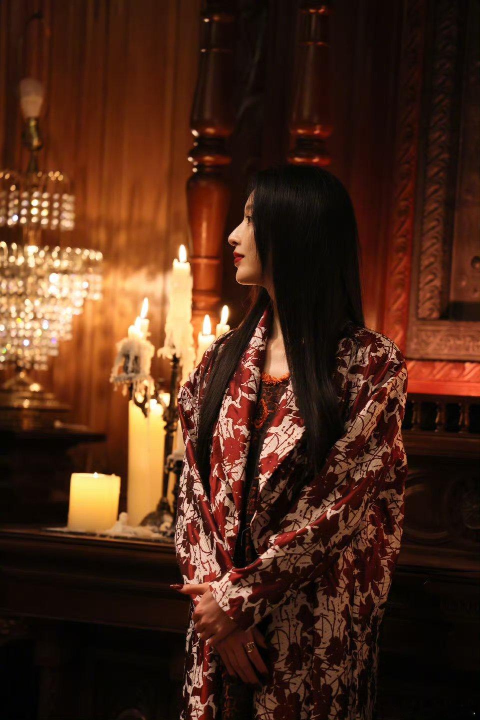 张俪 大枭姐驾到通通闪开大枭姐这气场+俏皮感，直接拿捏我了！不过还真的是这样的魅