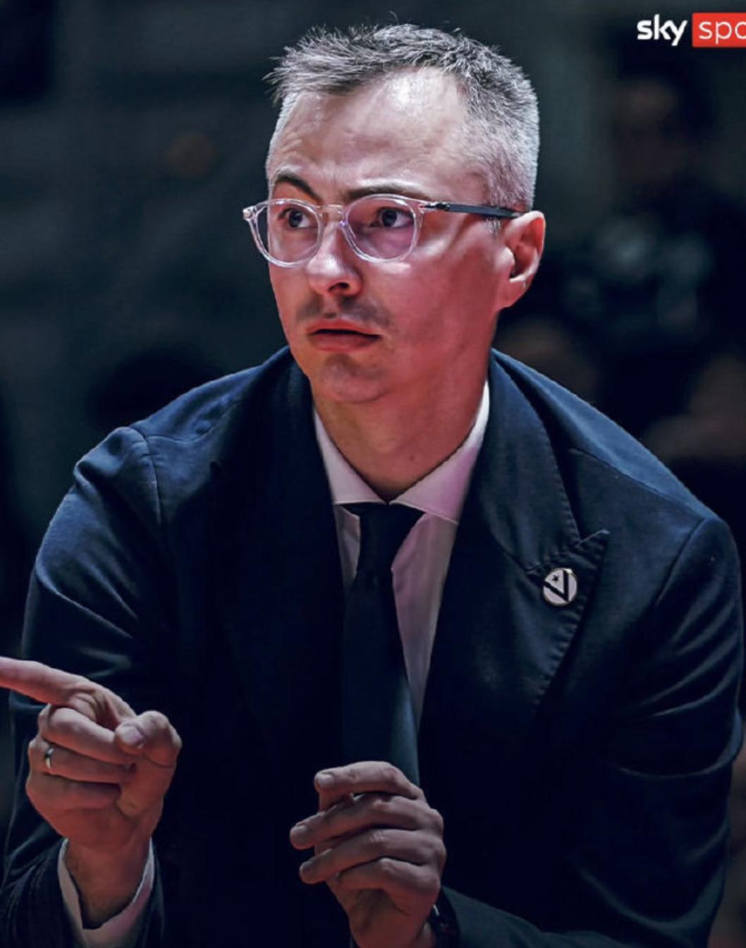 杜锋的继任者来了。

意大利籍教练亚科夫列维奇，将成为广东宏远男篮新任主教练。他