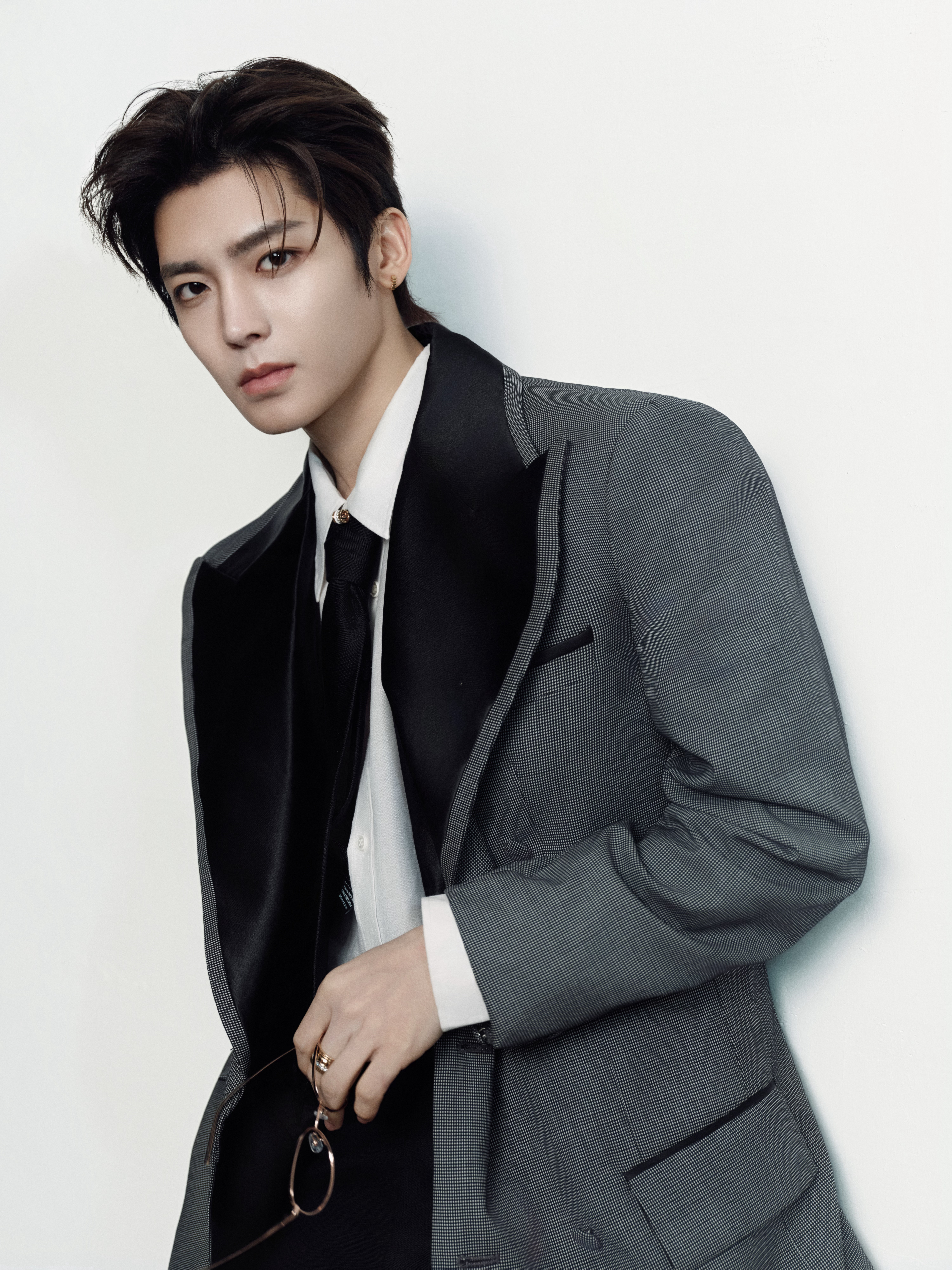 侯明昊 × 爱奇艺世界大会 今日爱奇艺世界大会营业，身穿灰黑撞色戗驳领西服套装搭