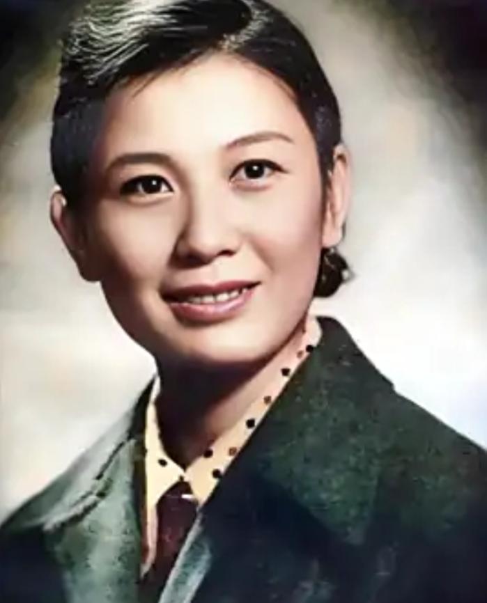 1968年，黄梅戏大师严凤英不堪屈辱，吞服安眠药自尽，年仅38岁。

麻烦看官老