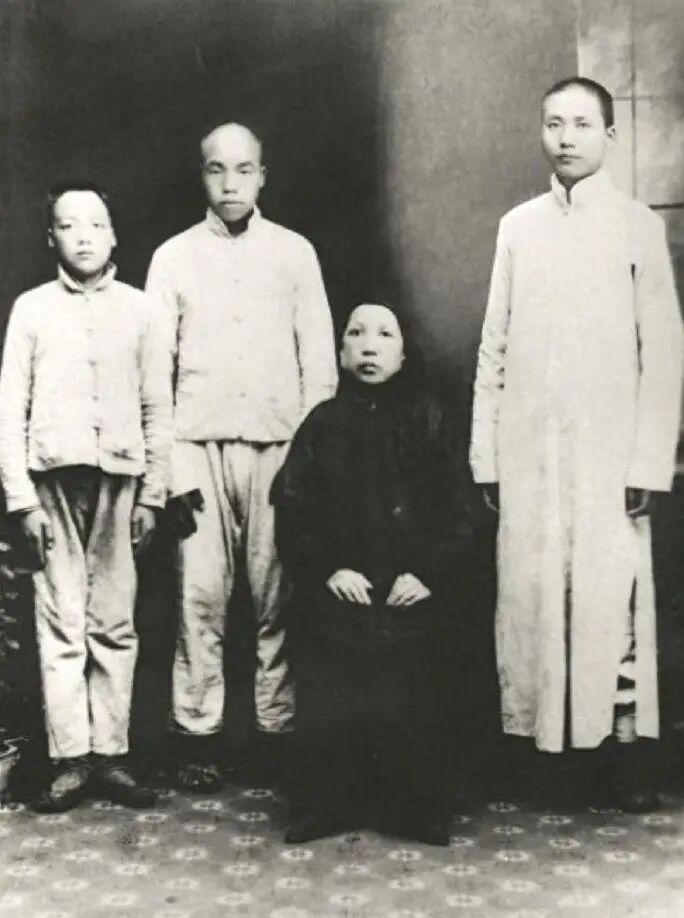 毛泽东一家兄弟三人真豪杰。
大弟毛泽民，早期1921年就加入中国共产党。曾任中华