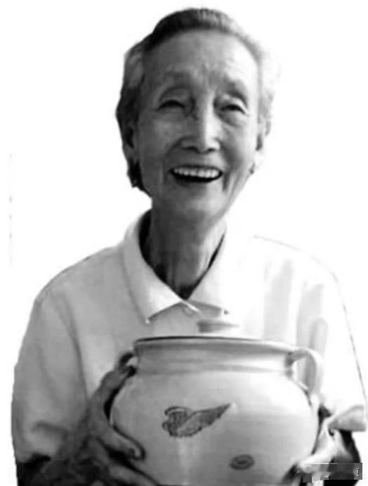 [微笑]1942年，美国飞行员驾驶飞机迫降在中国一个小村庄里，一农村夫妇将其救下