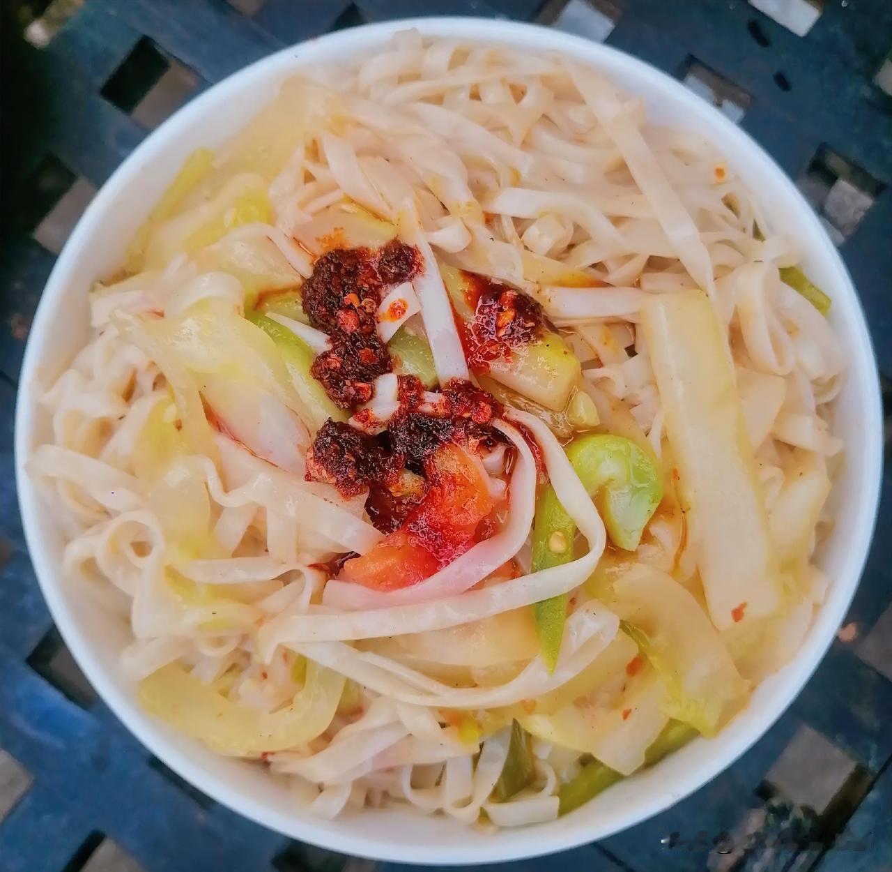 《今年的新麦磨成的面粉压的压条：虽有点麦麸皮有一点点黑，但它很香啊！这一大碗足有
