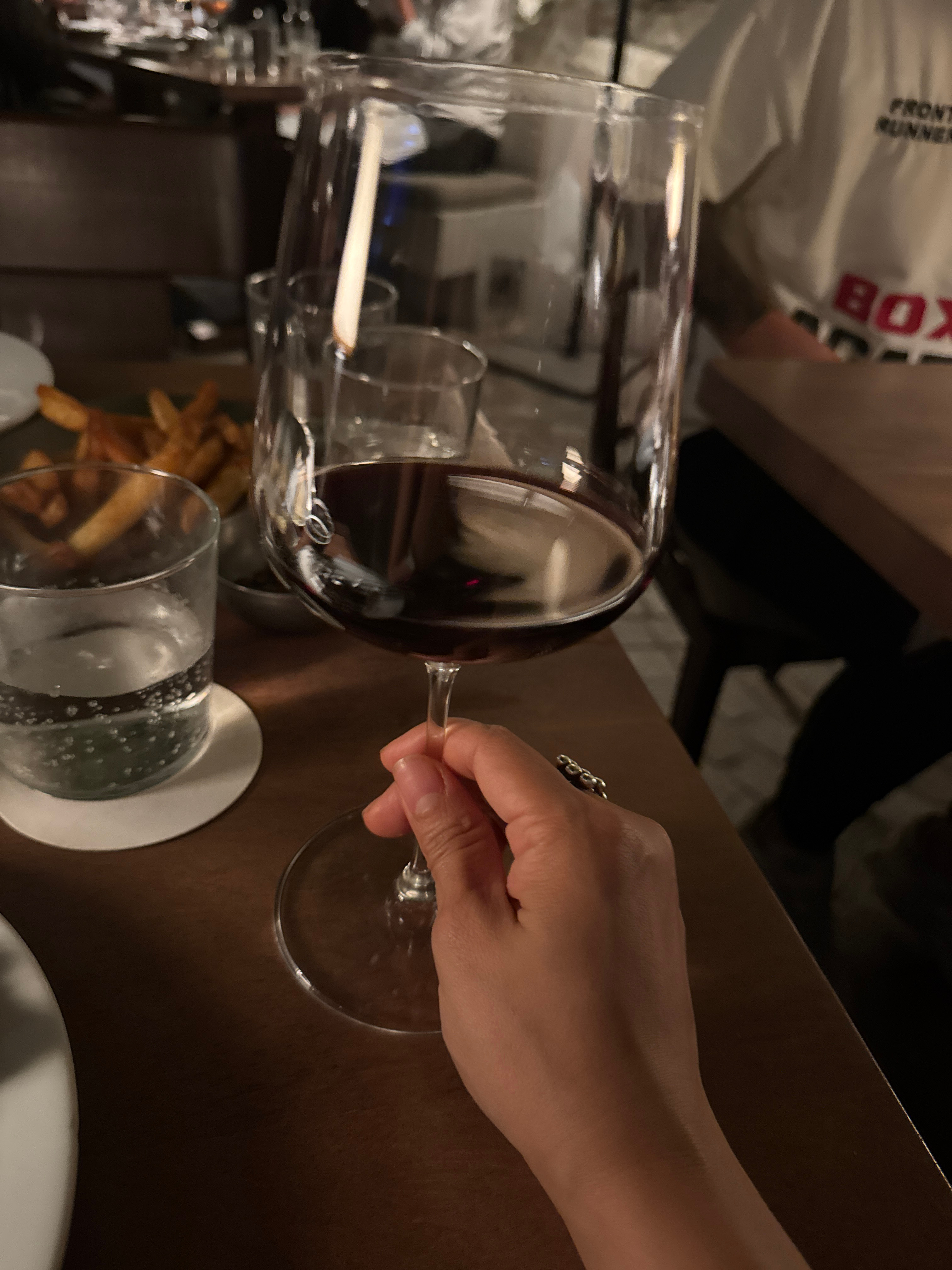 今晚和朋友出来吃漂亮饭隔壁是一对情侣，女生因为男生没能拍出好照片而耿耿于怀，说“