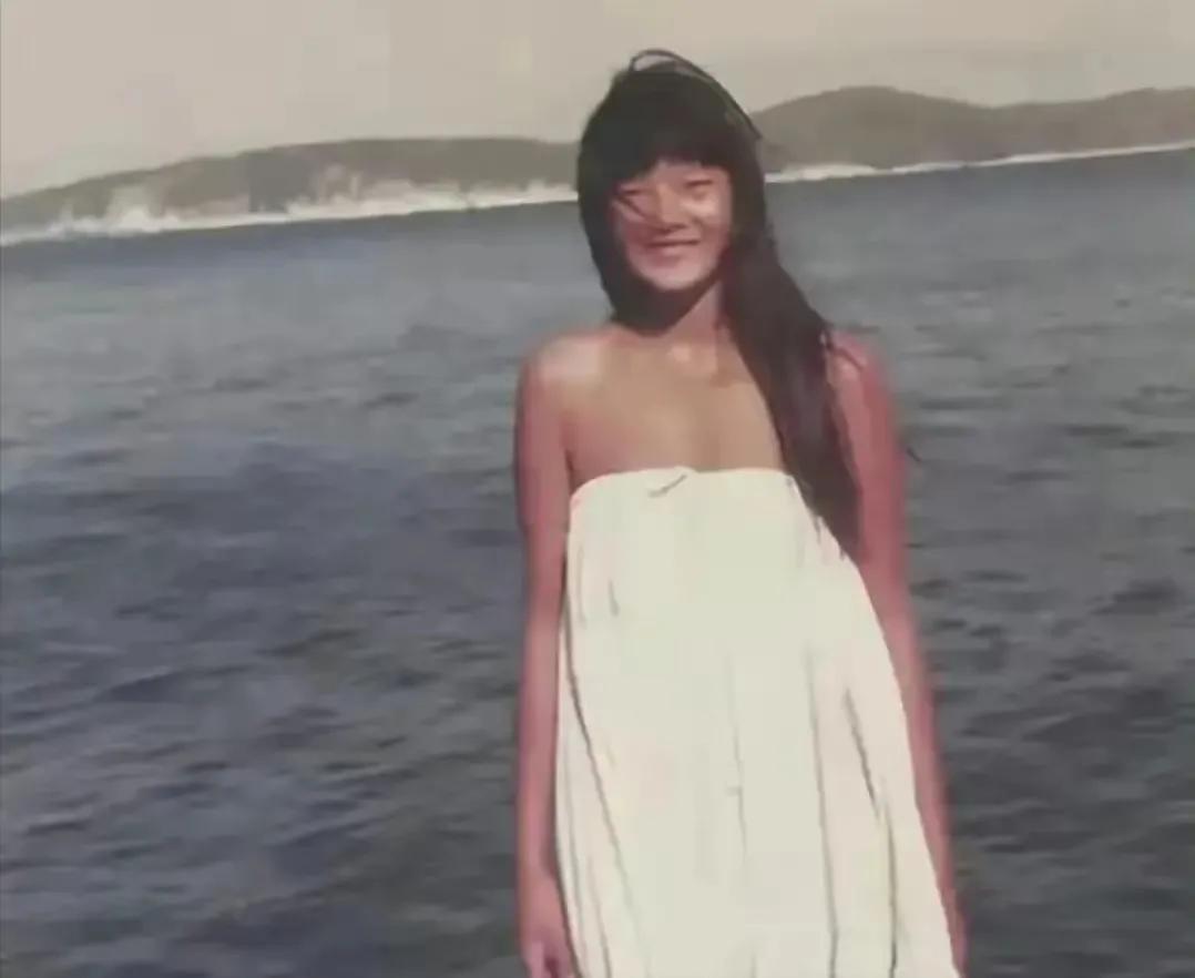 没想到，年轻时的洪晃还挺好看的，颜值，气质，身材，学识，不输任何明星，你认为呢？