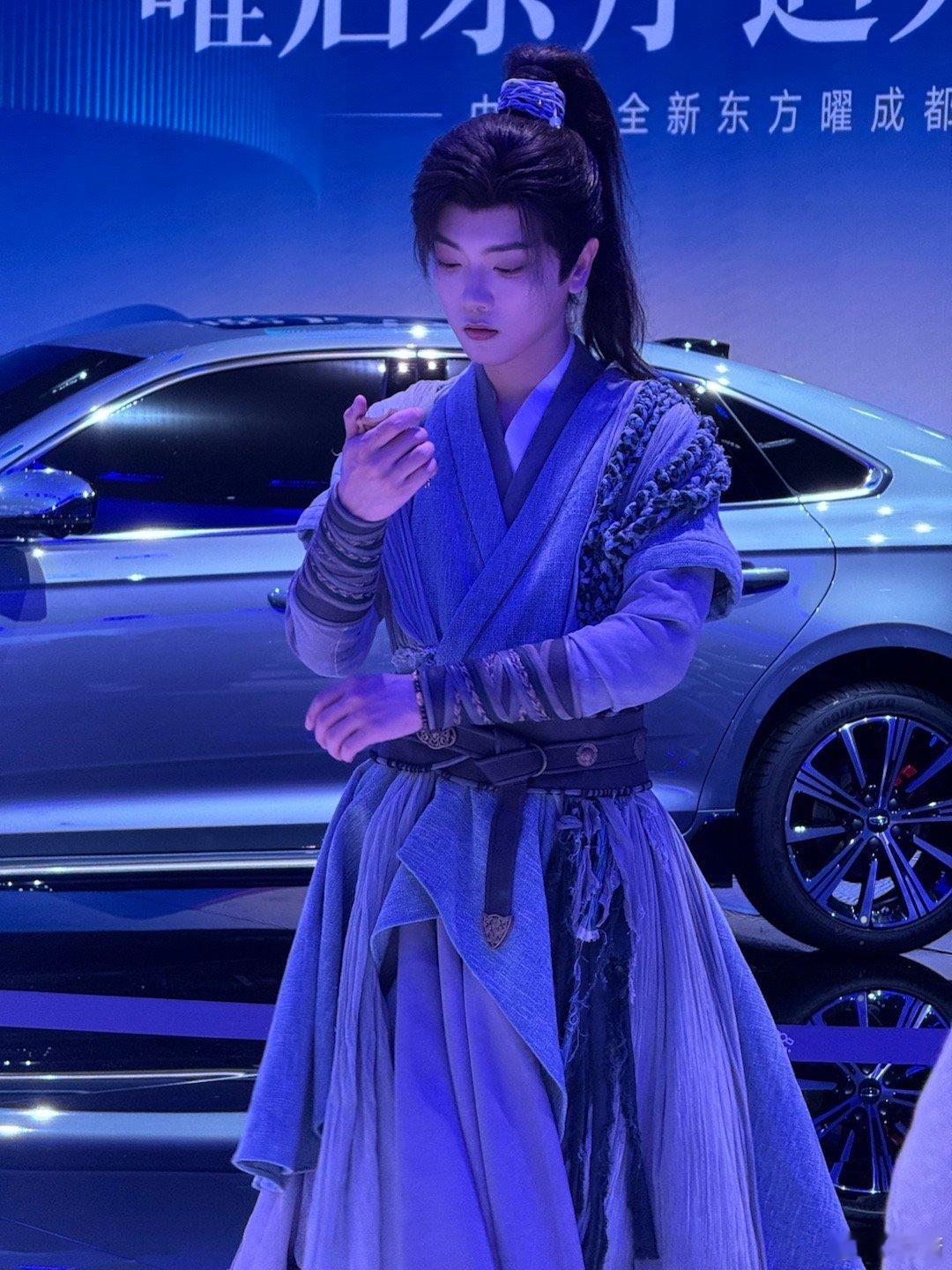 竞争这么激烈吗？都扮上行头耍上剑了，那要是说到耍剑，可就到了我擅长的领域了，而且