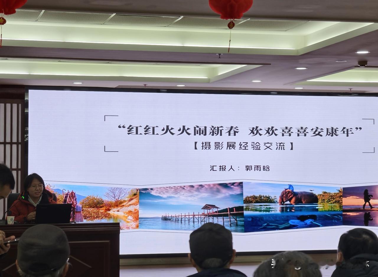 安康群艺馆馆员郭雨晗释义“红红火火安康年”。1月28日上午，安康老年大学五楼大厅