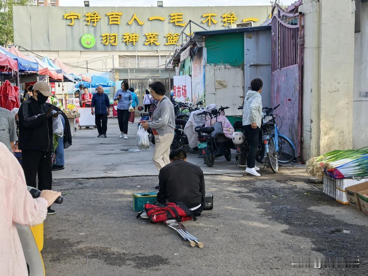 呼和浩特大街乞讨今年有抬头迹象，专业低音炮音箱，播着忧伤的歌曲，欺骗着善良人们的