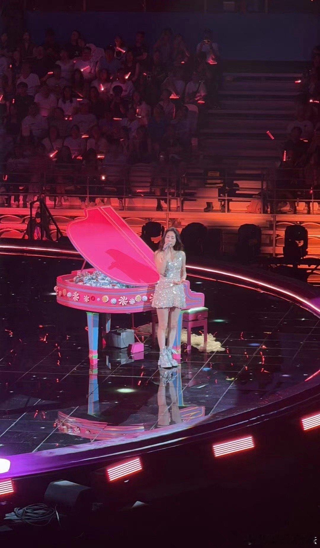 #张碧晨演唱会#姐姐这身妆造真的太美了，如梦如幻，很美好的存在，最迷人的就是姐姐