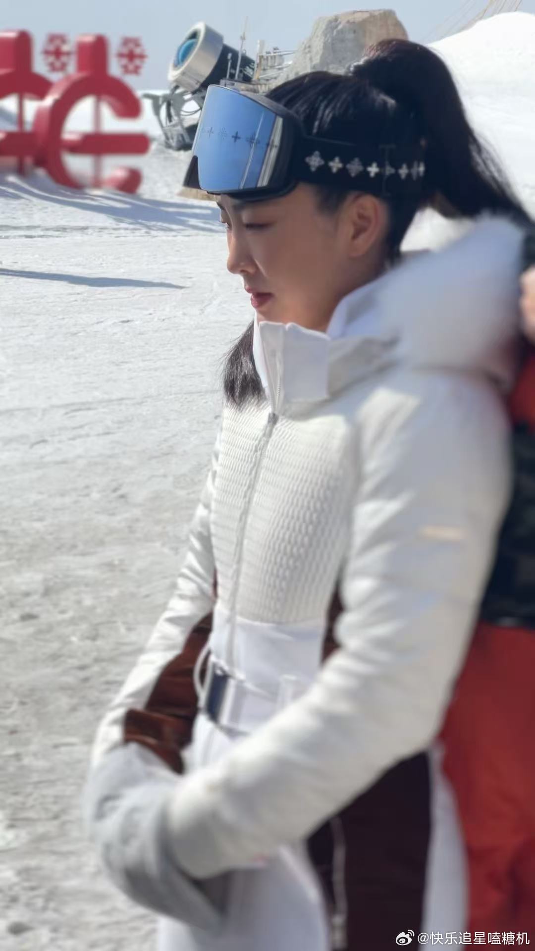 雪场偶遇徐梦桃是你吗 网友滑雪场偶遇徐梦桃，一身白色滑雪服飒气十足，赛场上她是奥