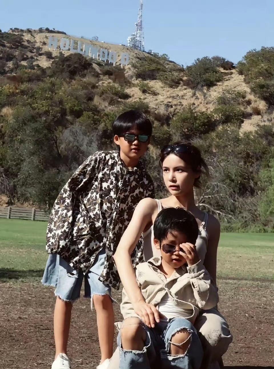 苏醒老婆廖语辰带两儿子打卡好莱坞！圆圆脸一看就是苏醒亲生的。
哈哈，廖语辰又发新