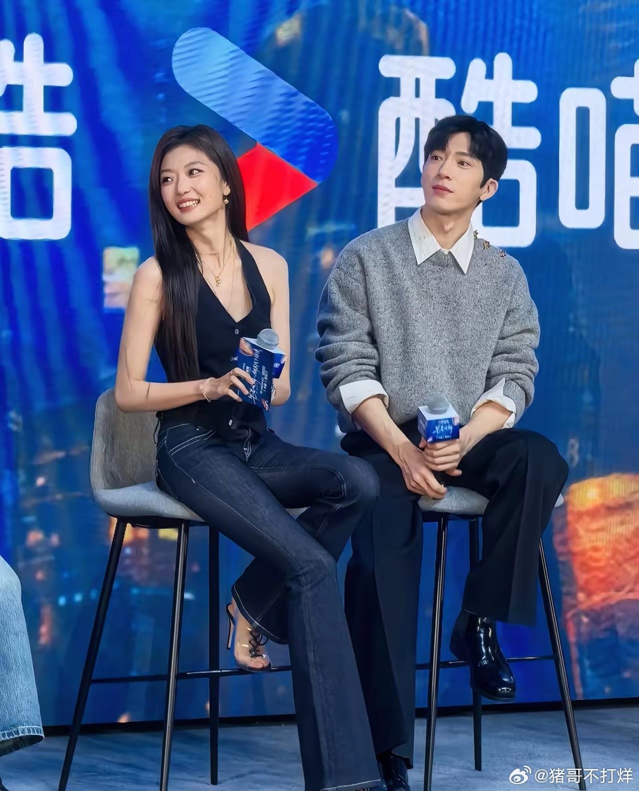 孙千 这可是秋天啊孙千 收官礼同框！一个穿得像冬天一个穿得像夏天，两人又偷偷牵手