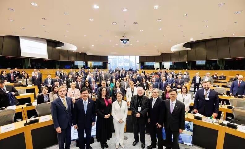 萧美琴跑到欧洲议会去演讲，获得全场起立鼓掌。讲白了，这些欧洲老爷们就是见不得中国