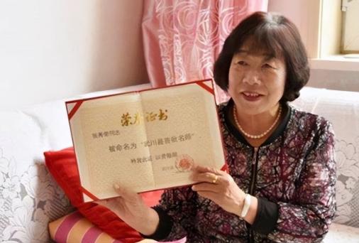 1981年，内蒙古一男生考上大学，女老师掏出20元钱，给他买双棉鞋，谁料，26年