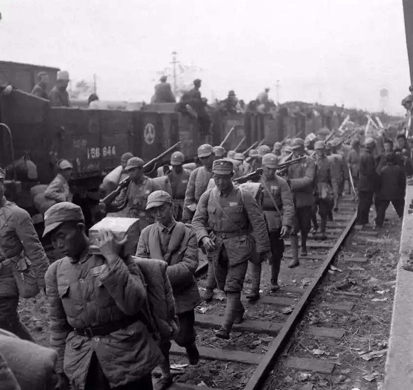 解放战争中，3纵的两个团在追击敌人的时候发现，自己迎面撞上了敌人的一个精锐师，随