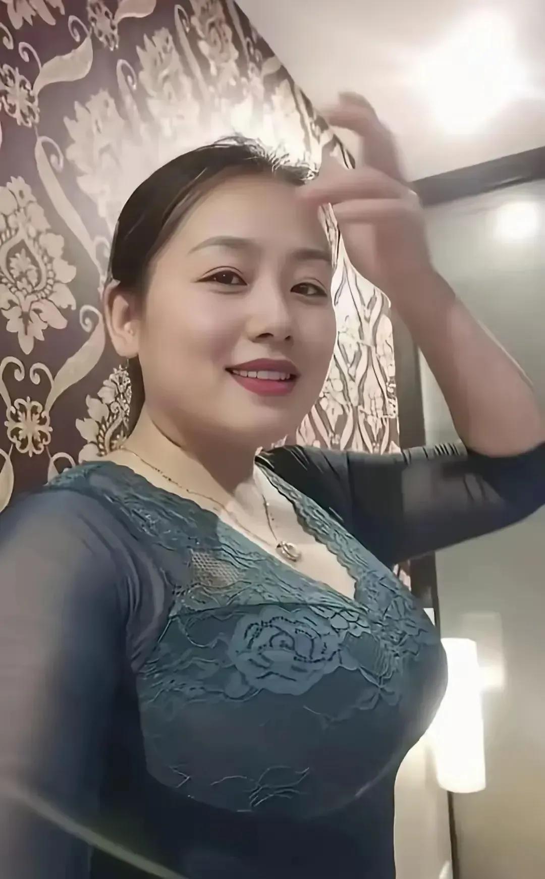 幸福存眉眉含笑，
温情伴爱爱无边。