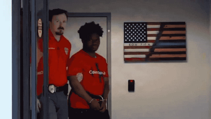 22岁美国黑人男子强奸94岁老太太：而且这位是惯犯了！视频中被逮捕的22岁美国黑