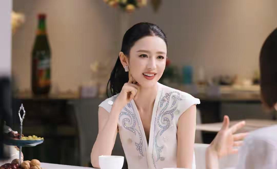 佟丽娅带着鲁豫来到北京，造访相识30年的发小开的新疆餐厅。
餐桌上摆着烤包子、大