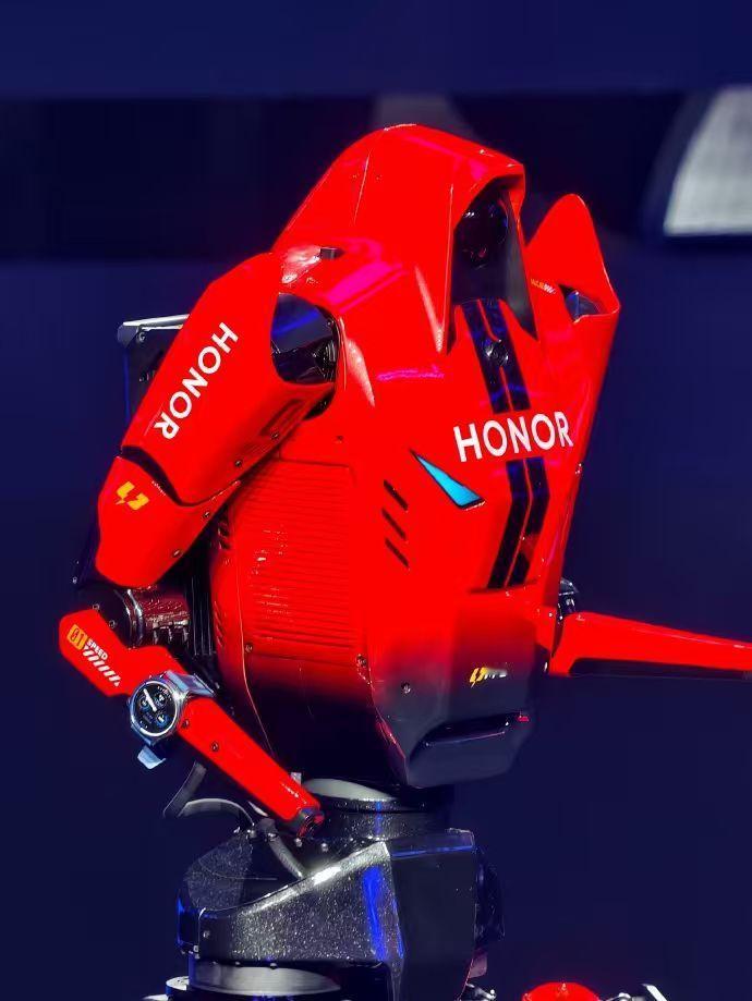 之前荣耀闪电手上露出的这个荣耀手表的新品，叫做荣耀手表6 Plus。今天这个也开