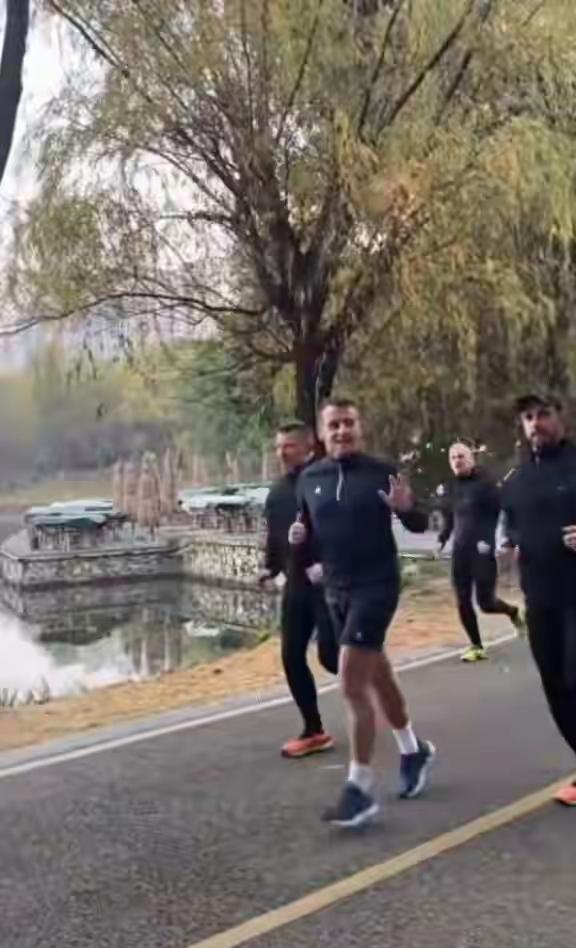 [吃瓜群众]🇫🇷马克龙成都这一趟，公园晨跑“群众点赞”，四川大学“粉丝癫狂”