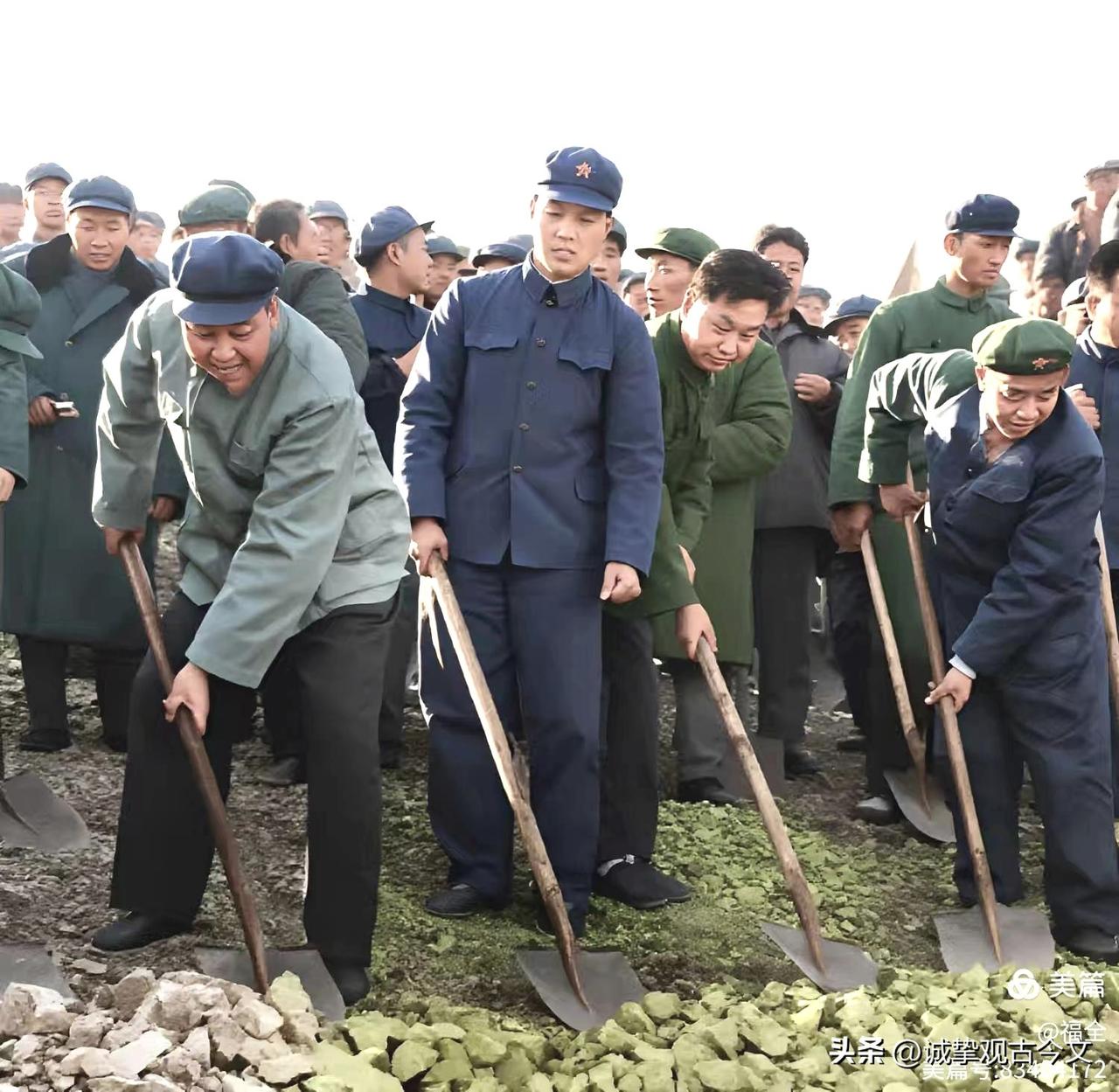 华国锋和汪东兴一起参加劳动。