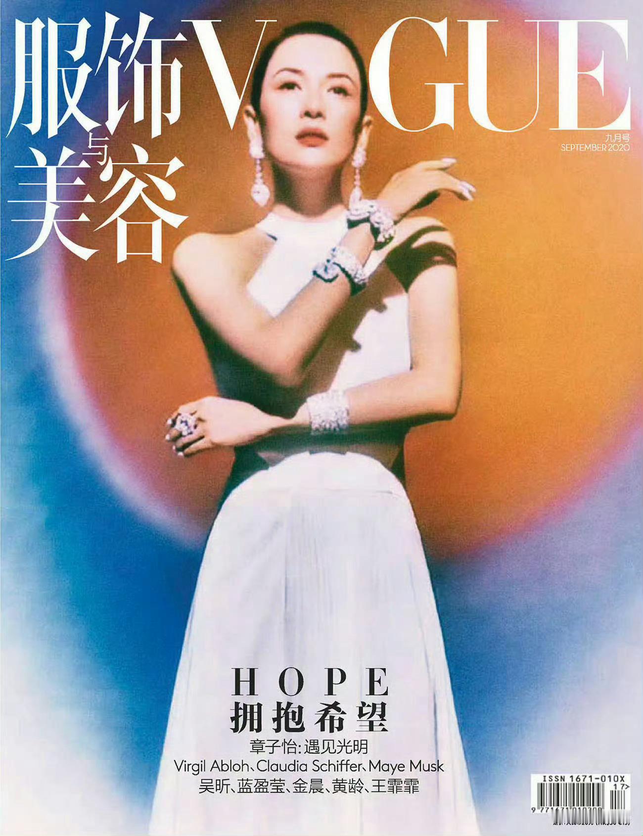 距离章子怡上一次登上VOGUE China封面已经过去了整整六年。距离张曼玉上一