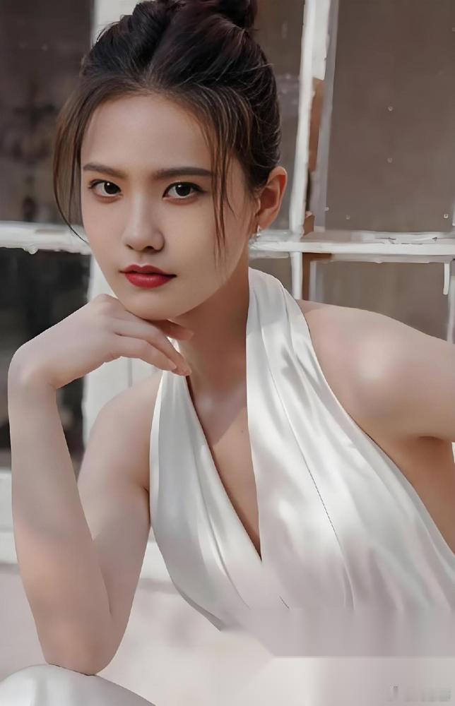 北影硕士毕业，演了8年配角，凭20秒无台词表演直接被张颂文捞进大制作，姜珮瑶这翻
