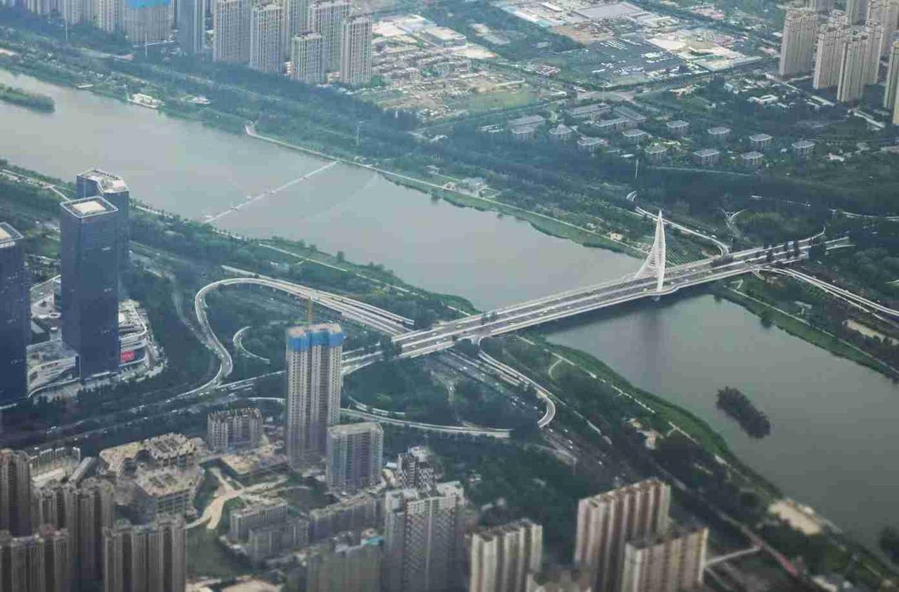 第一次从武宿机场新跑道起飞路过太原市，感觉比以前的起飞角度偏南不少。坐在左边的悬