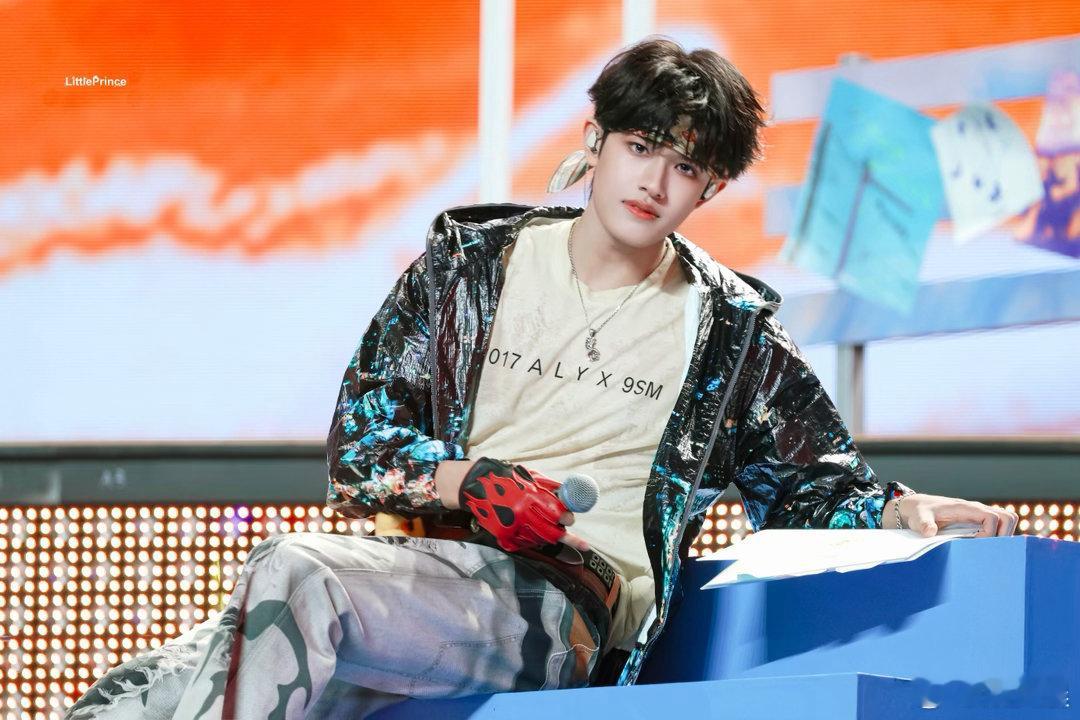 张极举饭撒牌要飞吻张极你也太懂浪漫了吧！举牌要飞吻的样子真的萌到心巴上，这种可爱