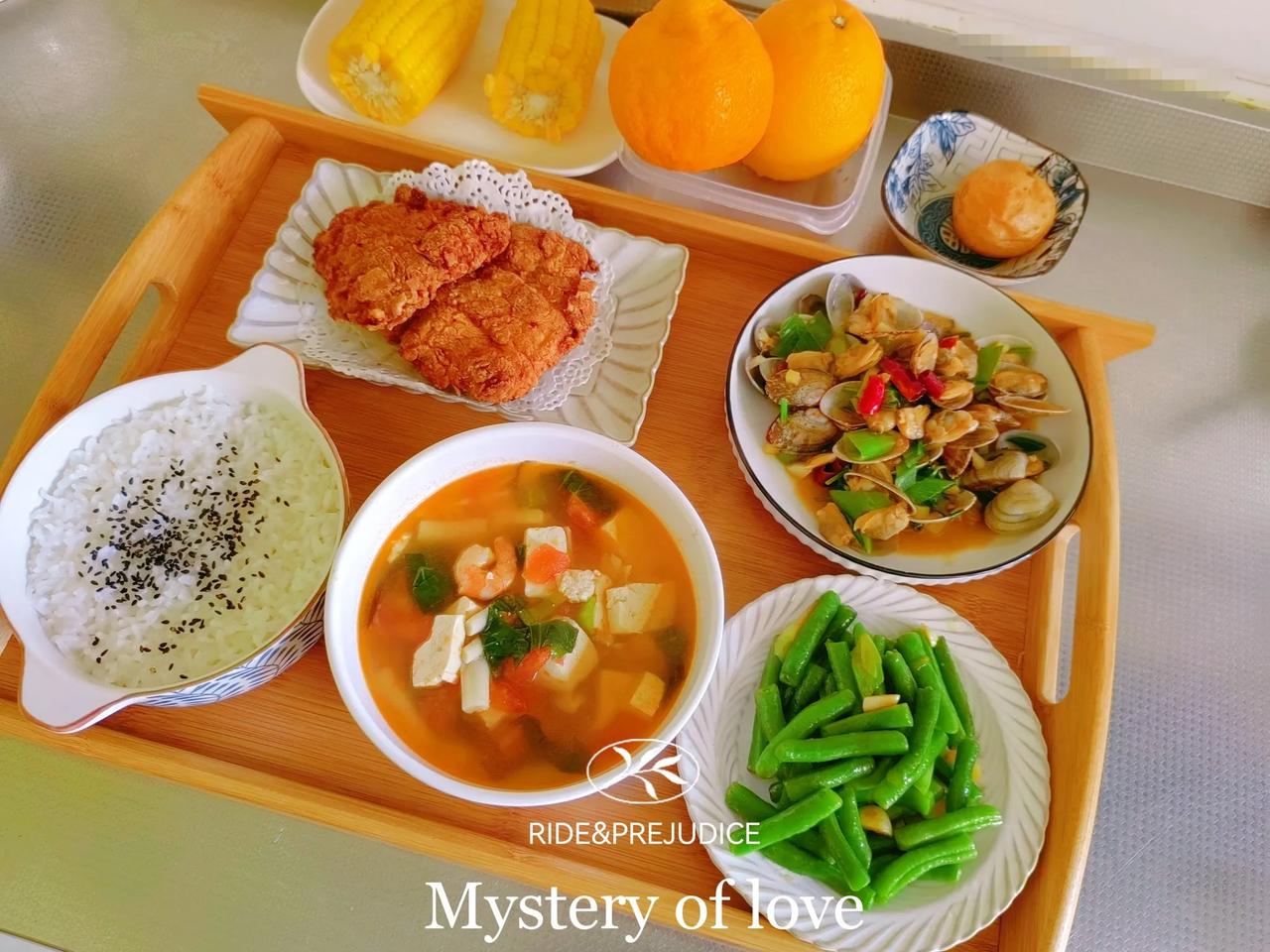 高二娃的午餐
炒花蛤
炸鸡排（腌制的时候加了辣椒面，味道还挺好吃，可惜我只能尝一