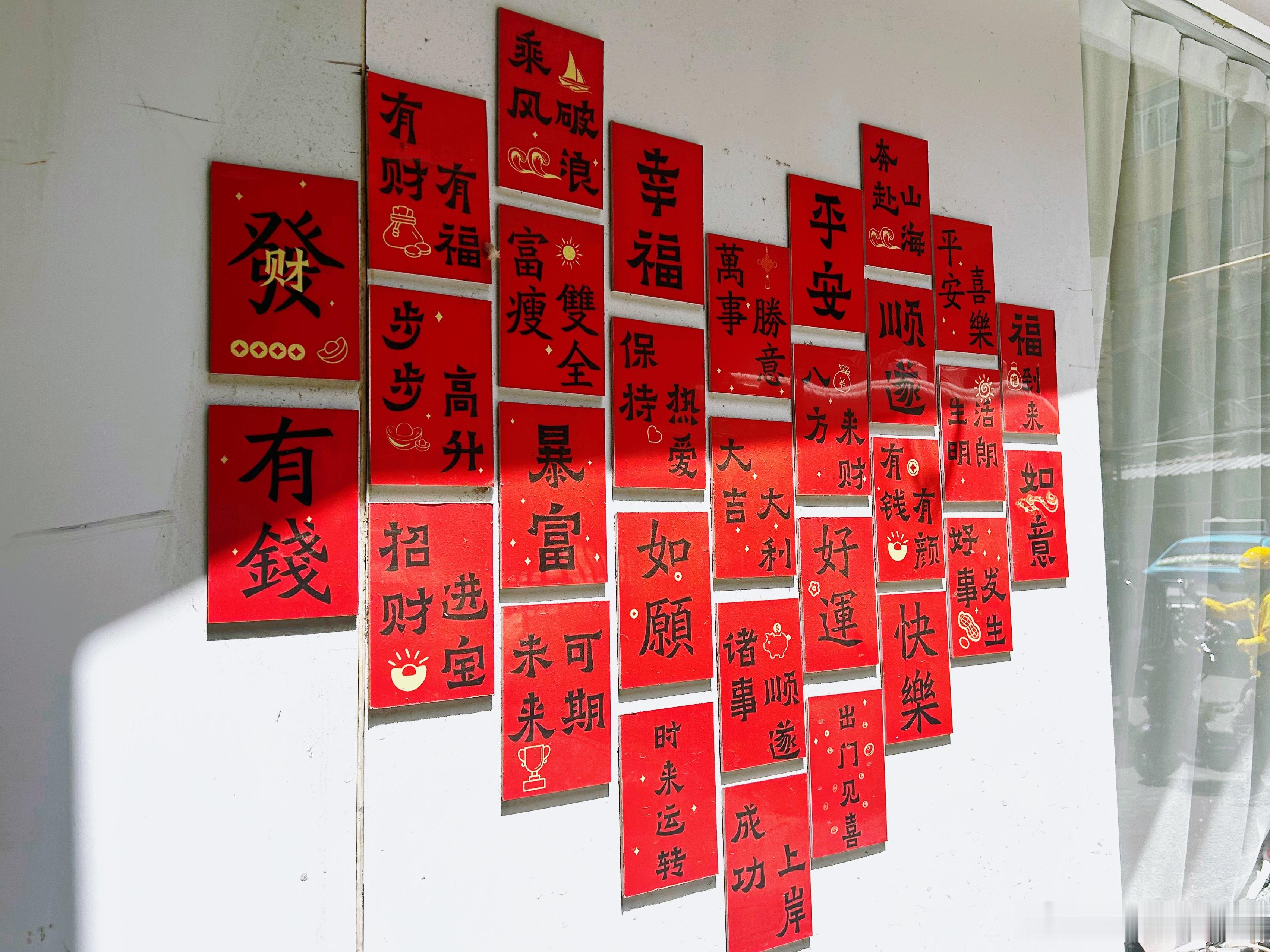 王鹤棣家炸串店3日内差评不到10条这几天的热搜给人的感觉是：劳苦大众在为生计奔波
