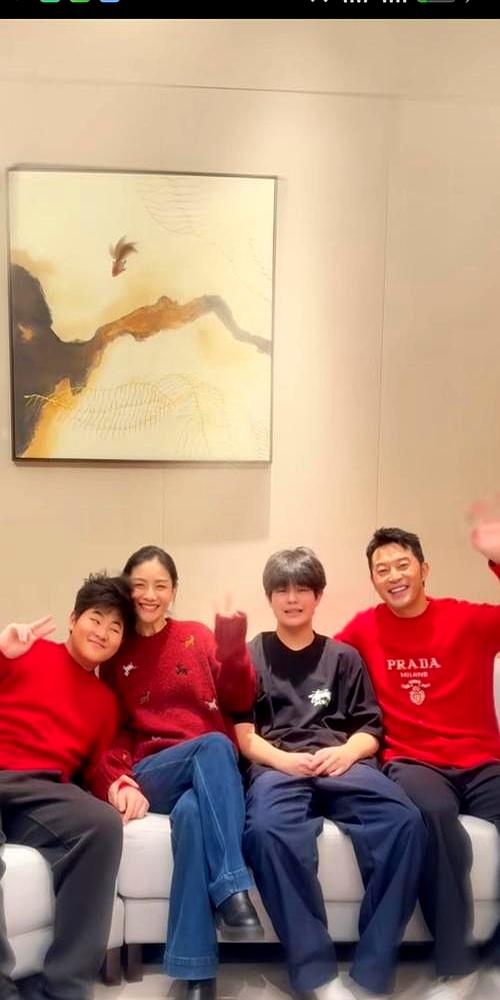 沙溢178的大高个，现在得仰头跟14岁儿子说话！
安吉现在窜到183+，瘦回清