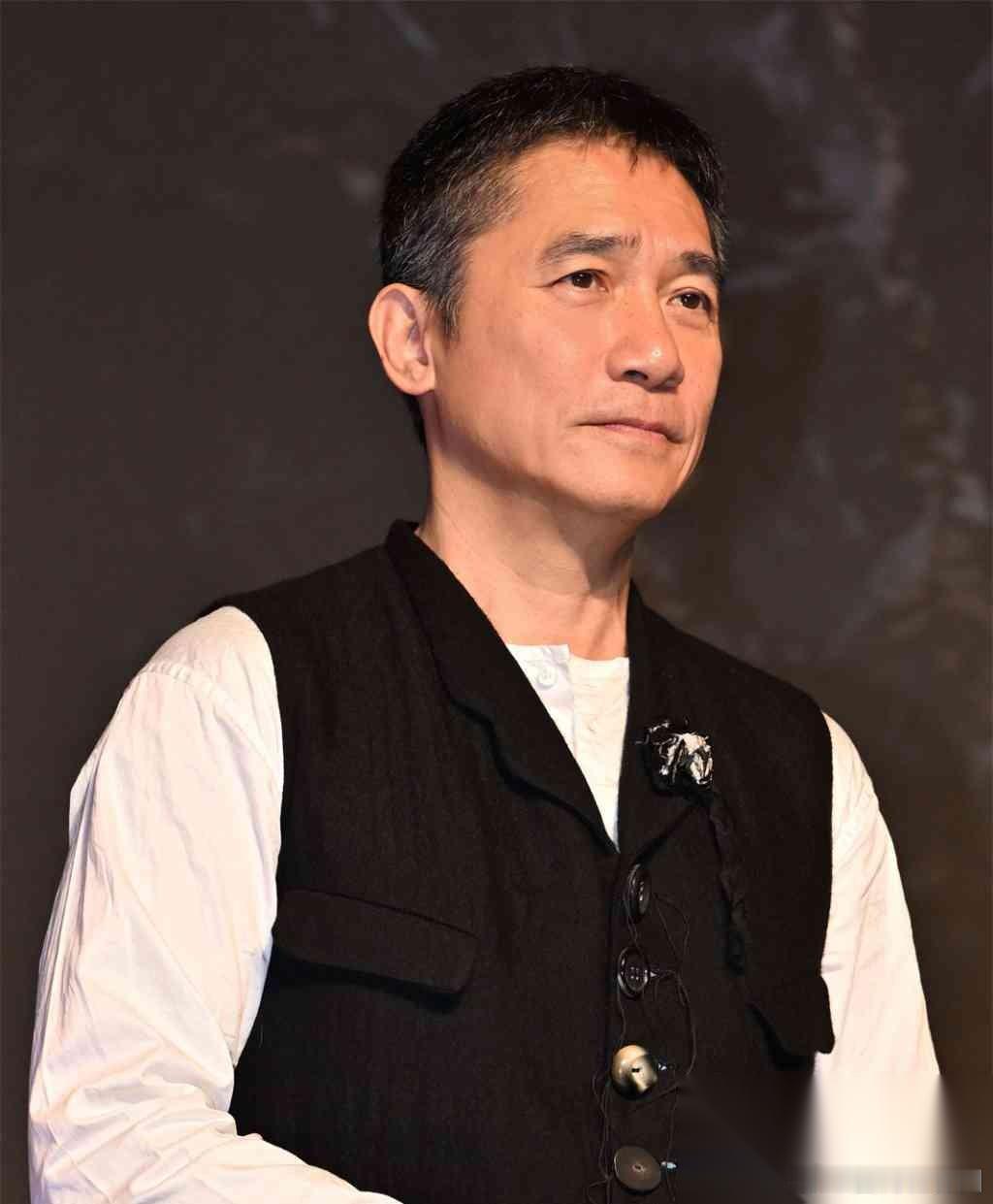 主持人问梁朝伟:“你现在接片越来越少了，原因是什么？”梁朝伟说:“因为没有有趣的