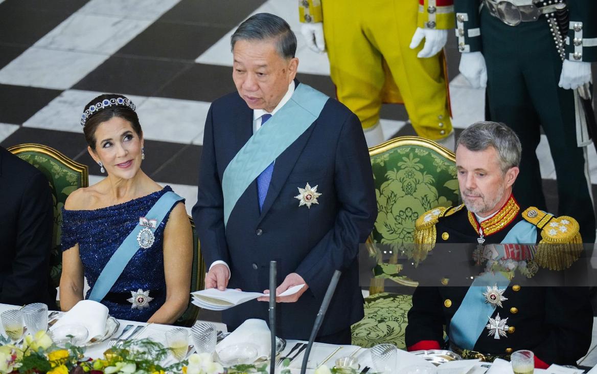 丹麦王后出席欢迎苏林夫妇晚宴，一身深蓝色礼服裙佩戴蓝宝石皇冠，太惊艳了

当地时